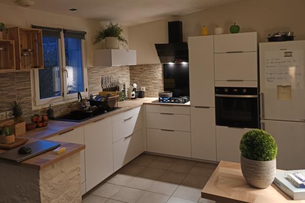 La cuisine blanche et bois de Mr et Mme T. , une cuisine réalisée par SoCoo'c Les Sables