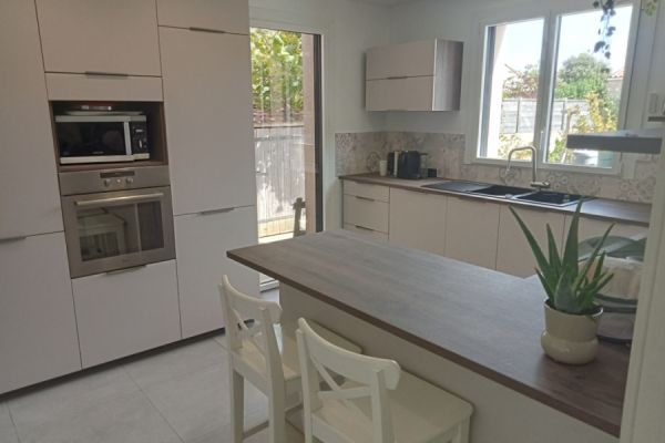 Cuisine contemporaine blanc et bois, une cuisine réalisée par SoCoo'c La Roche sur Yon