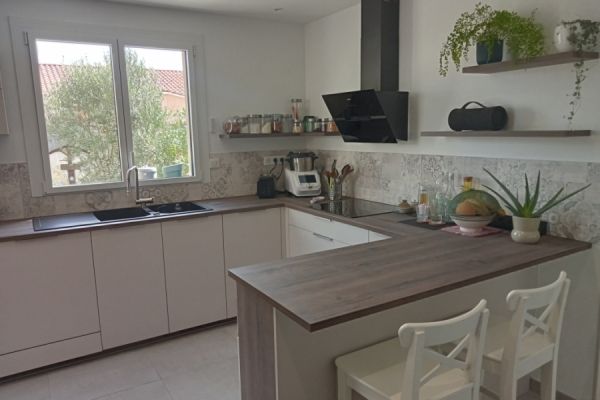 Cuisine contemporaine blanc et bois, une cuisine réalisée par SoCoo'c La Roche sur Yon