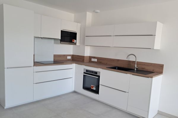 Cuisine blanche et bois en appartement, une cuisine réalisée par SoCoo'c Avranches