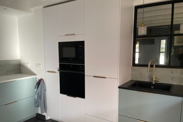 la cuisine colorée d'Andrea et sa famille, une cuisine réalisée par SoCoo'c Saumur