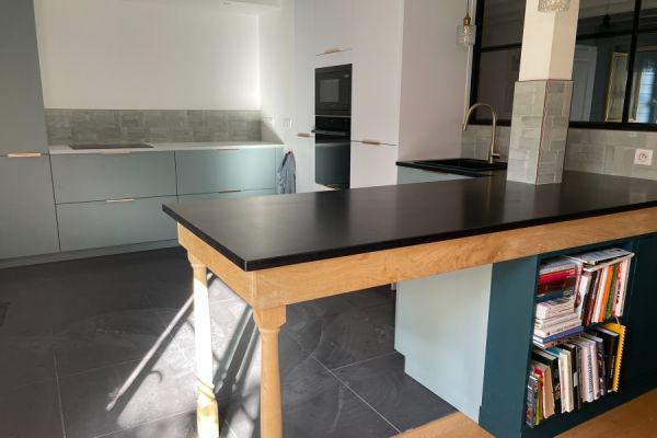 la cuisine colorée d'Andrea et sa famille, une cuisine réalisée par SoCoo'c Saumur