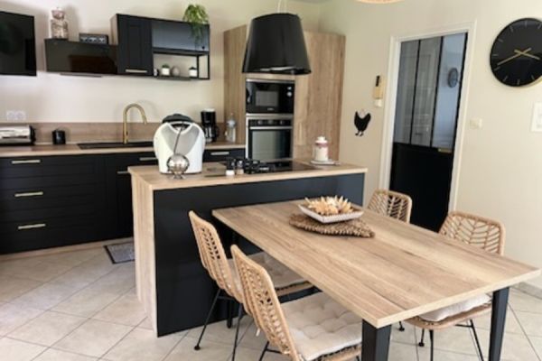 La cuisine industrielle de Laurent et sa compagne, une cuisine réalisée par SoCoo'c Saumur