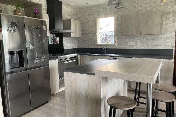 Cuisine bois et grise avec îlot, une cuisine réalisée par SoCoo'c Aurillac