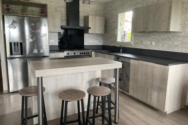 Cuisine bois et grise avec îlot, une cuisine réalisée par SoCoo'c Aurillac