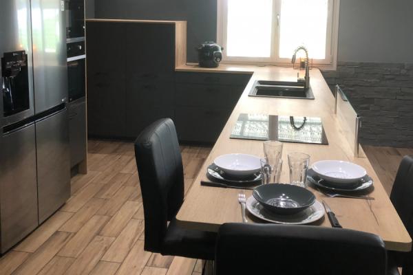 Cuisine anthracite et bois et son coin repas , une cuisine réalisée par SoCoo'c Valence