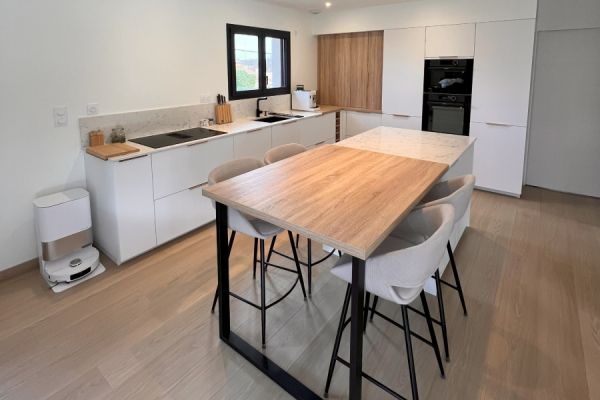 Cuisine blanche et bois moderne & élégante, une cuisine réalisée par SoCoo'c Lyon Limonest
