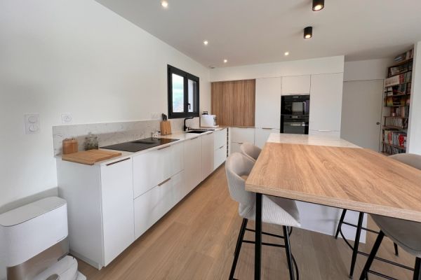 Cuisine blanche et bois moderne & élégante, une cuisine réalisée par SoCoo'c Lyon Limonest