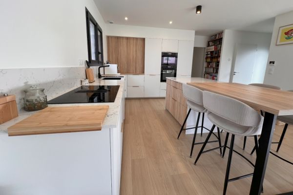 Cuisine blanche et bois moderne & élégante, une cuisine réalisée par SoCoo'c Lyon Limonest
