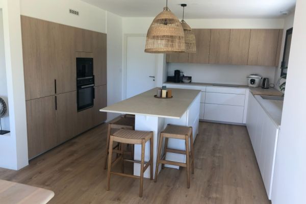 Cuisine blanche et bois avec ilot central, une cuisine réalisée par SoCoo'c Seclin