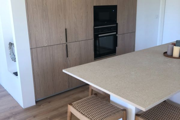 Cuisine blanche et bois avec ilot central, une cuisine réalisée par SoCoo'c Seclin