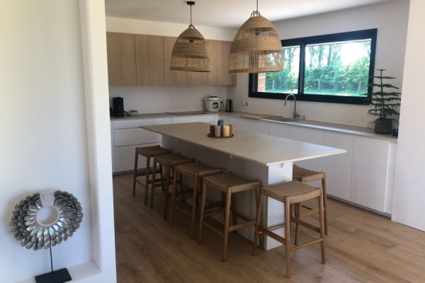 Cuisine blanche et bois avec ilot central, une cuisine réalisée par SoCoo'c Seclin