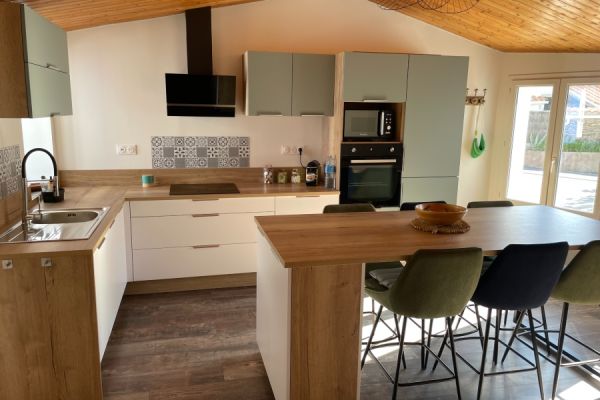 Cuisine contemporaine au charme naturel, une cuisine réalisée par SoCoo'c La Roche sur Yon