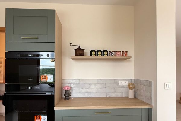 Cuisine cadres Vert et Bois doré, une cuisine réalisée par SoCoo'c Périgueux