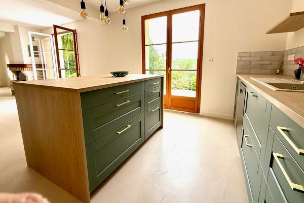 Cuisine cadres Vert et Bois doré, une cuisine réalisée par SoCoo'c Périgueux
