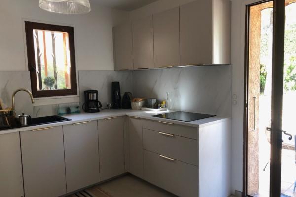 Cuisine chamois et blanche d&#039;Andréa et Kamel , une cuisine réalisée par SoCoo'c Cannes