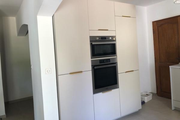 Cuisine chamois et blanche d&#039;Andréa et Kamel , une cuisine réalisée par SoCoo'c Cannes