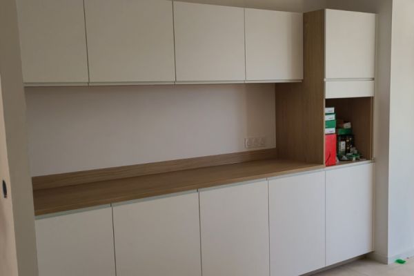 Cuisine Blanche et bois sans poignée, une cuisine réalisée par SoCoo'c Bastia