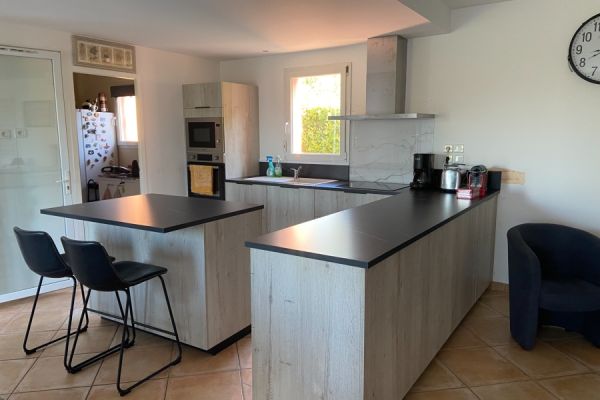 Cuisine chêne vintage blanchi et marbre noir, une cuisine réalisée par SoCoo'c Nîmes