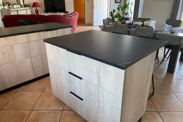 Cuisine chêne vintage blanchi et marbre noir, une cuisine réalisée par SoCoo'c Nîmes