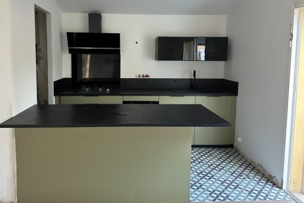 Très belle cuisine Vert Provence et noir Structuré., une cuisine réalisée par SoCoo'c Bastia