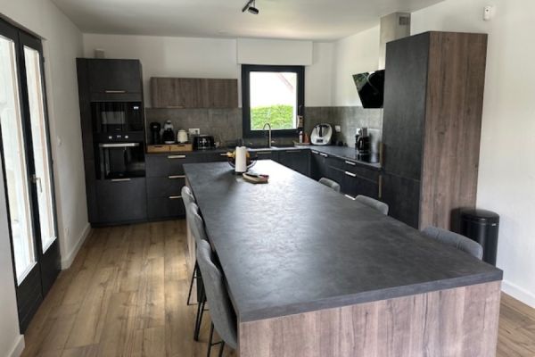 Cuisine en anthracite et bois avec son ilot central, une cuisine réalisée par SoCoo'c Selestat