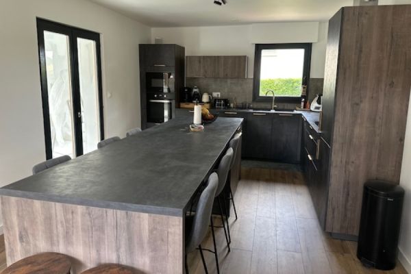 Cuisine en anthracite et bois avec son ilot central, une cuisine réalisée par SoCoo'c Selestat