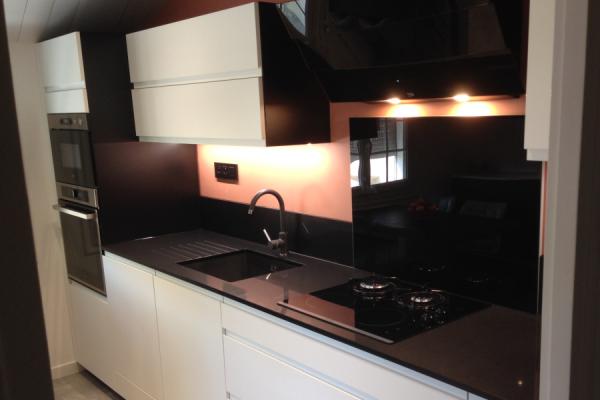 La cuisine noire et blanche de Mireille , une cuisine réalisée par SoCoo'c Pamiers