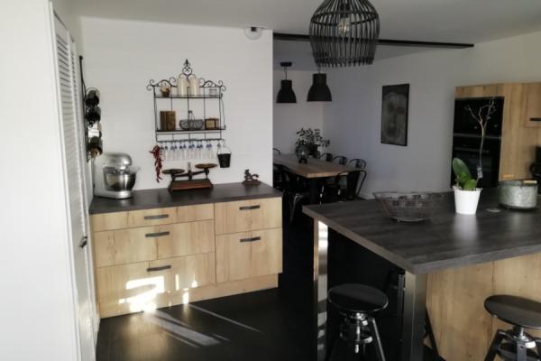 Cuisine effet bois style bistrot, une cuisine réalisée par SoCoo'c Nevers
