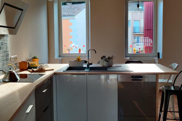 La jolie cuisine avec espace repas de M et Mme M., une cuisine réalisée par SoCoo'c Valence