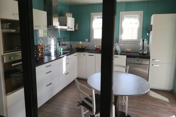 La cuisine blanche et noire de M et Mme V., une cuisine réalisée par SoCoo'c Valence