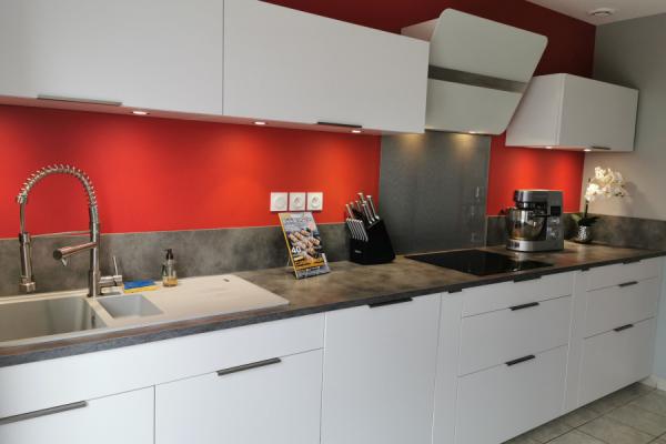 Cuisine blanche et effet béton, une cuisine réalisée par SoCoo'c Valence