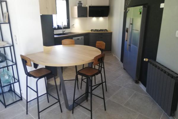 La cuisine bois et anthracite et son réfrigérateur américain de Mme P., une cuisine réalisée par SoCoo'c Valence