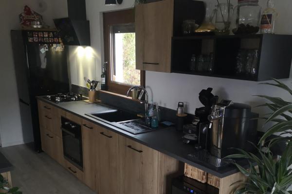 Cuisine bois et plan de travail gris, une cuisine réalisée par SoCoo'c Colmar