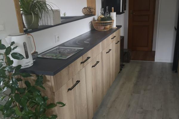Cuisine bois et plan de travail gris, une cuisine réalisée par SoCoo'c Colmar
