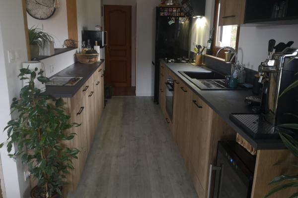 Cuisine bois et plan de travail gris, une cuisine réalisée par SoCoo'c Colmar