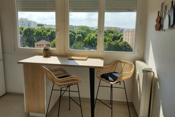 La cuisine blanche et bois avec coin repas de Mme L., une cuisine réalisée par SoCoo'c Villefranche