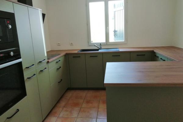Cuisine vert provence et bois, une cuisine réalisée par SoCoo'c Royan