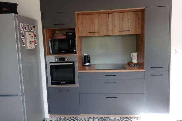 La cuisine grise et bois avec coin repas de Mr et Mme Q, une cuisine réalisée par SoCoo'c Rennes Melesse