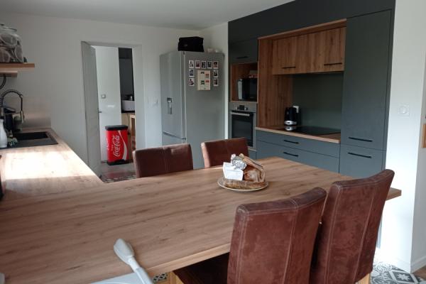 La cuisine grise et bois avec coin repas de Mr et Mme Q, une cuisine réalisée par SoCoo'c Rennes Melesse