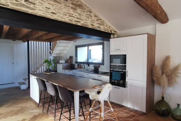 La cuisine campagne blanche et bois de Marion , une cuisine réalisée par SoCoo'c Saint Nazaire