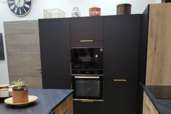 La cuisine bois et noire de Madame F, une cuisine réalisée par SoCoo'c Pontarlier
