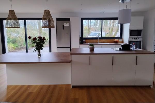 La cuisine blanche et bois avec îlot de RT, une cuisine réalisée par SoCoo'c Saint-Nazaire