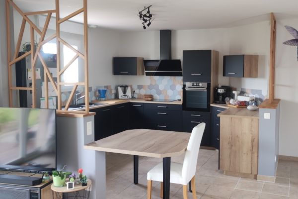 Cuisine noir et bois, une cuisine réalisée par SoCoo'c Cognac