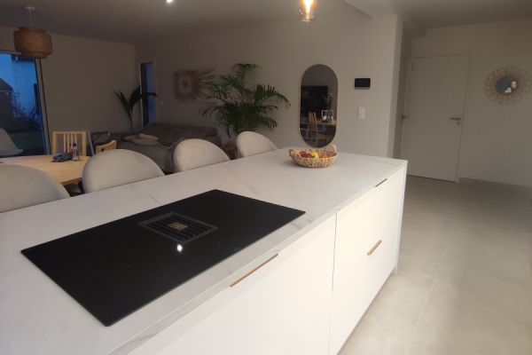 Cuisine blanc verni mat et chêne doré , une cuisine réalisée par SoCoo'c Rennes Chantepie