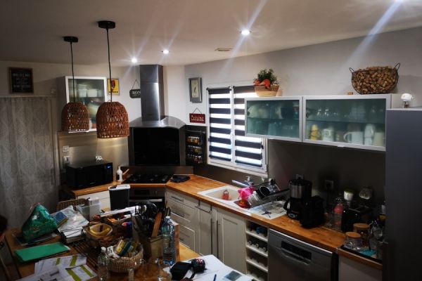 Cuisine blanche et son plan de travail travertin, une cuisine réalisée par SoCoo'c Nîmes