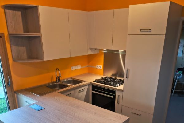 Cuisine équipée en U dans un petit espace, une cuisine réalisée par SoCoo'c Quimper