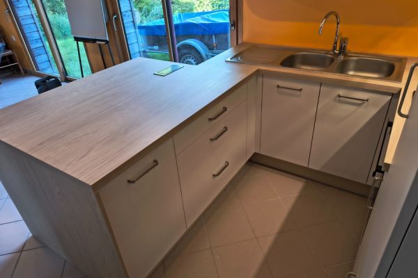 Cuisine équipée en U dans un petit espace, une cuisine réalisée par SoCoo'c Quimper