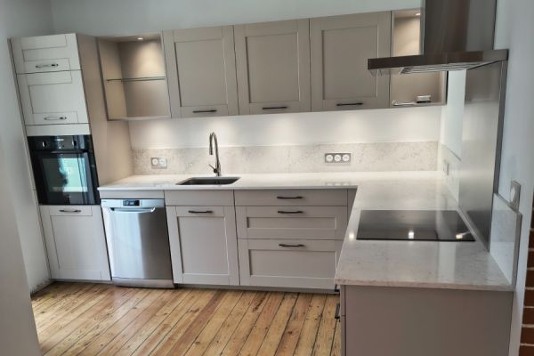 Cuisine équipée cadre et plan de travail Quartz, une cuisine réalisée par SoCoo'c Quimper