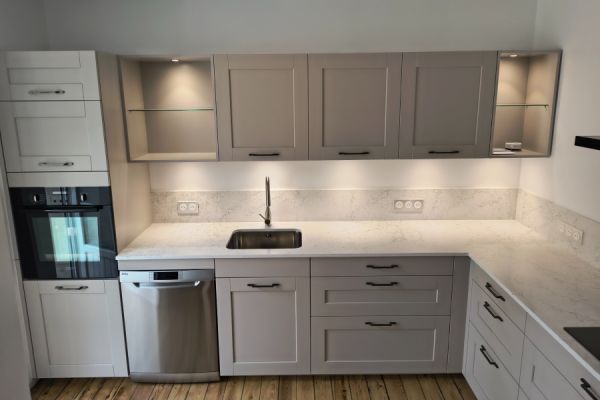 Cuisine équipée cadre et plan de travail Quartz, une cuisine réalisée par SoCoo'c Quimper